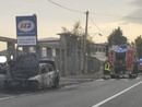 Auto distrutta dalle fiamme a Busto