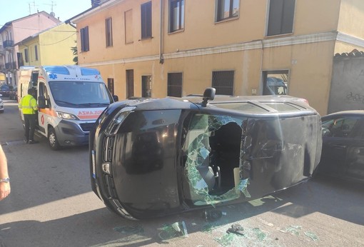 Auto si ribalta a Rho, ferite la conducente e la nipotina di tre anni