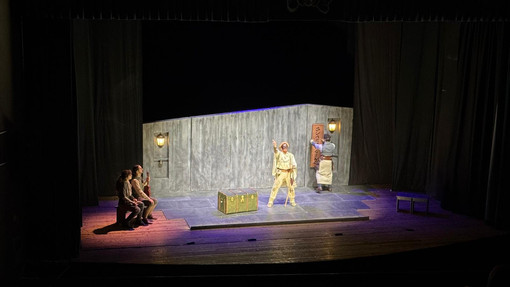 “Arlecchino muto per spavento” al Manzoni tra risate e Commedia dell’arte