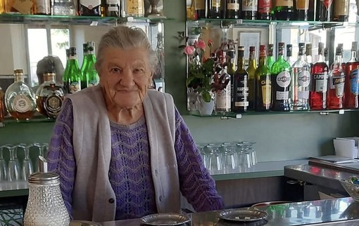 E sono 101. Anna barista dei record e maestra di vita E sono 101. Anna barista dei record e maestra di vita