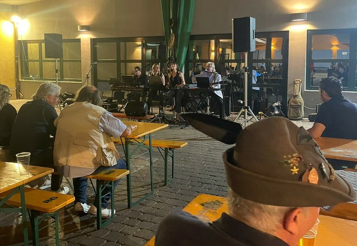 VIDEO. Dai pasti ai senzatetto agli screening gratuiti: Alpini e Croce Rossa fanno festa per aiutare la città VIDEO. Dai pasti ai senzatetto agli screening gratuiti: Alpini e Croce Rossa fanno festa per aiutare la città