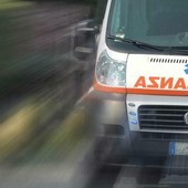Auto contro moto sulla Provinciale a Taino: ferita una ragazza Auto contro moto sulla Provinciale a Taino: ferita una ragazza