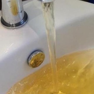 Acqua gialla dai rubinetti a Gallarate: Alfa al lavoro per risolvere il problema
