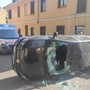 Auto si ribalta a Rho, ferite la conducente e la nipotina di tre anni