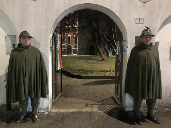 La notte che unisce la città: la messa della Vigilia con gli Alpini nel cuore di Busto