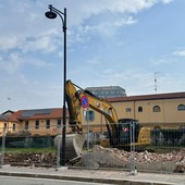 Nuovo condominio in piazza Vittorio Emanuele, ruspe in azione a Busto