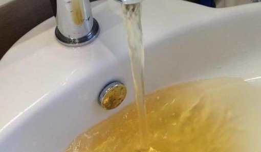 Acqua gialla dai rubinetti a Gallarate: Alfa al lavoro per risolvere il problema