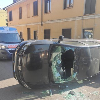 Auto si ribalta a Rho, ferite la conducente e la nipotina di tre anni