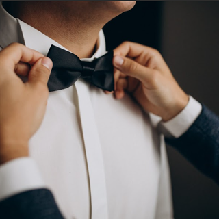 Cosa devi sapere sugli abiti da sposo: la guida all’eleganza