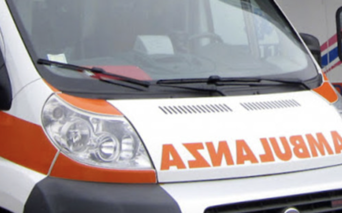 Cade dallo scooter e viene colpito da un veicolo: anziano ferito a Luino