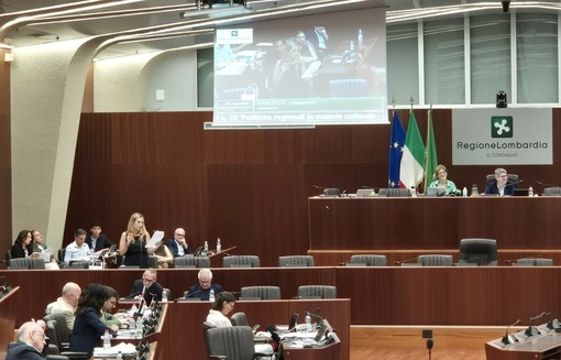 L’intervento al Pirellone dell’assessore Caruso. Sotto, con il relatore Invernici