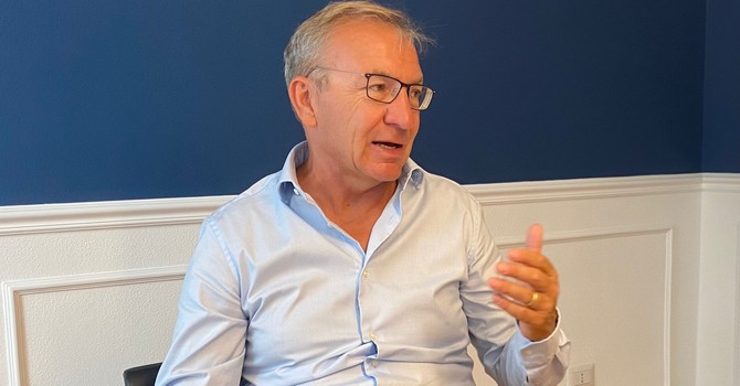 Andrea Pellicini durante l'intervista nel suo studio di Varese al Broletto