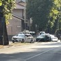 Auto finisce sul marciapiede, giù palo in viale Alfieri Auto finisce sul marciapiede, giù palo in viale Alfieri