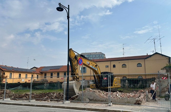 Nuovo condominio in piazza Vittorio Emanuele, ruspe in azione a Busto