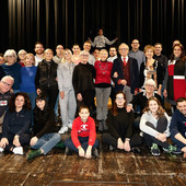 “Affetti e affettati”: al Lux emozioni e solidarietà sul palcoscenico con “Gli Amici allo sbaraglio Puntoeacapo”