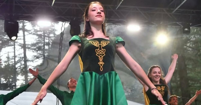 QUANDO I GIOVANI INDICANO LA VIA.  Le scarpe fanno “tic toc”: Anna Sartorio, 17 anni, porta la danza celtica in tour tra Irlanda e palchi italiani