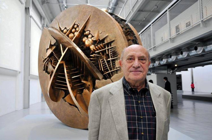 «Un artista eccezionale e visionario»: il cordoglio di Regione Lombardia per Arnaldo Pomodoro