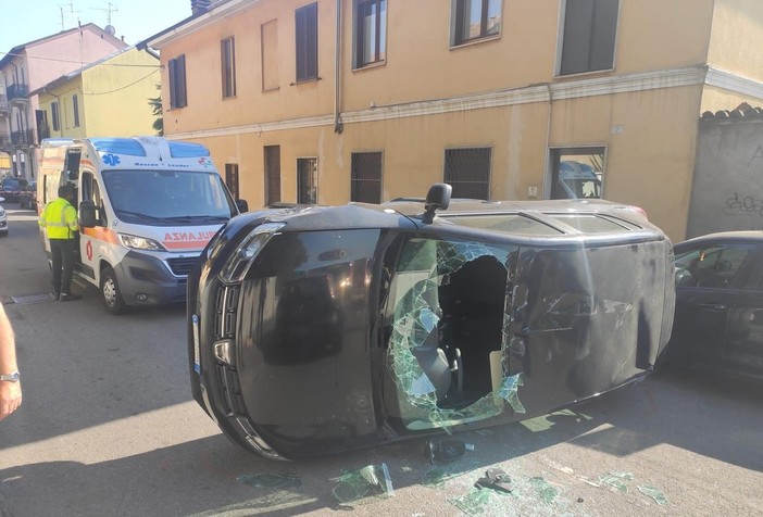 Auto si ribalta a Rho, ferite la conducente e la nipotina di tre anni