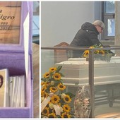 L'ultimo tocco di mamma Angela alla sua Elisa nella sala del commiato del cimitero di Giubiano