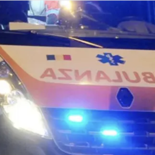 Un'altra notte di incidenti stradali: a Varese feriti due ragazzi, quindicenne in monopattino soccorso a Laveno