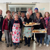 Volontari al lavoro e la presidente Maria Iannone