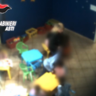 Asti, violenze e insulti razzisti in un asilo: sospese due educatrici