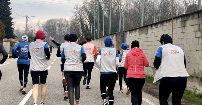 Tutti insieme, ciascuno col proprio ritmo.  Perché corse come l'Aranciolona rafforzano la loro magia passo dopo passo