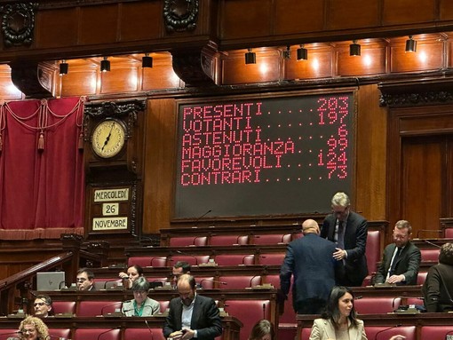 La storica votazione di questa sera alla Camera che approva l'emendamento a favore dell'agricoltura prealpina e pedemontana e, sotto, il deputato Stefano Candiani con la norma che, ora, è legge