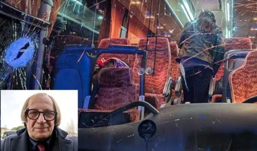 Il pullman dei tifosi del Pistoia Basket colpito durante un assalto in provincia di Rieti nell'immagine pubblicata su Facebook dal governatore della Toscana, Eugenio Giani. Nel riquadro Raffaele Marianella, l'autista rimasto ucciso