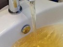Acqua gialla dai rubinetti a Gallarate: Alfa al lavoro per risolvere il problema