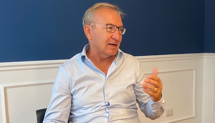 Andrea Pellicini durante l'intervista nel suo studio di Varese al Broletto