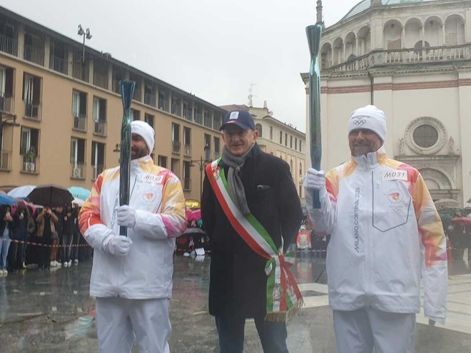Fiamma olimpica a Busto: «Evento epocale. Vedere i bambini felici è la cosa più bella per un sindaco»