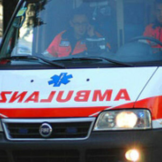 Schianto frontale tra un’auto e due moto a Fagnano Olona, in ospedale due 17enni