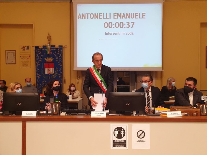 Il giuramento del sindaco Antonelli poi il discorso