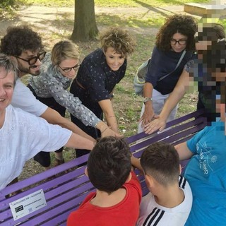 Una panchina viola per sensibilizzare sull’Alzheimer: a Castellanza un simbolo di ascolto e vicinanza