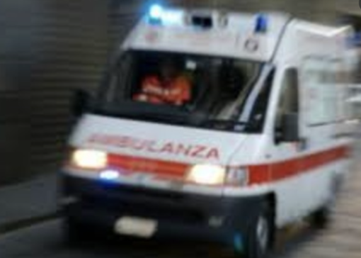 Scontro tra un'auto e una moto sulla Briantea a Malnate: giovane motociclista ferito