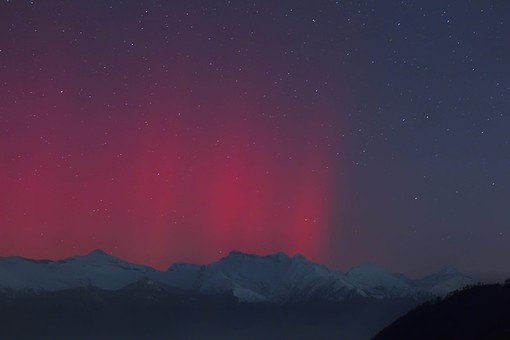 Aurora boreale sul Verbano, il cielo è uno spettacolo