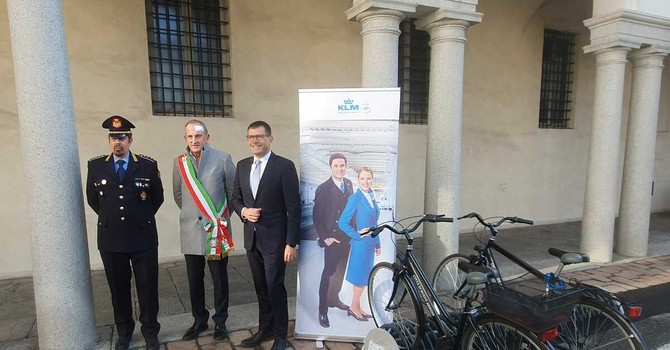 A Busto sedici nuove rastrelliere per le bici “a prova di ladro”. Grazie a Klm