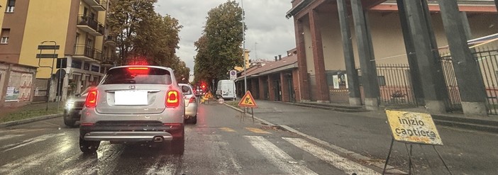 Semaforo a senso alternato in viale Alfieri, disagi al capolinea