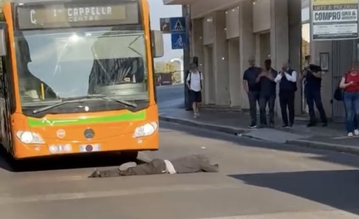 L'uomo sdraiato in strada ieri in via Morosini L'uomo sdraiato in strada ieri in via Morosini