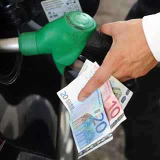 Carburanti, si va verso la proroga al taglio dei prezzi: quanto costano oggi benzina e diesel Carburanti, si va verso la proroga al taglio dei prezzi: quanto costano oggi benzina e diesel