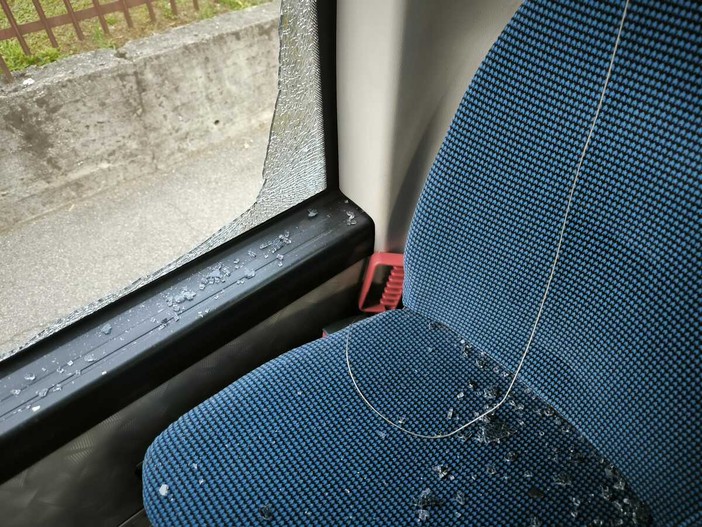 I danni sull'autobus a Brebbia