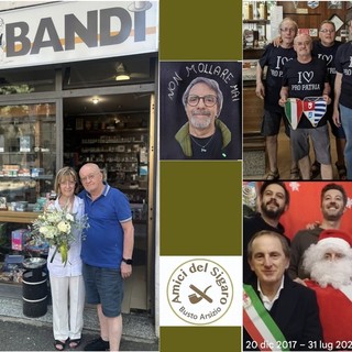 Giuseppe e la moglie davanti al bar, al centro l'amico Pier, a lato i tifosi della Pro e gli Amici del Sigaro tra i quali il sindaco