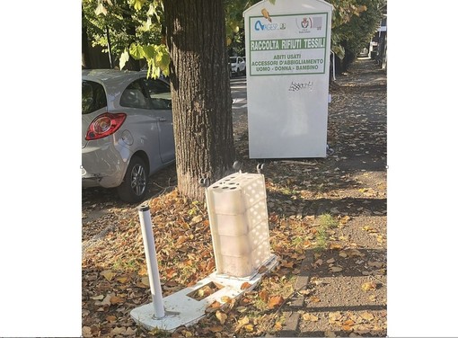 LA FOTO. Portare il lavoro a casa? No, al contenitore dei rifiuti tessili LA FOTO. Portare il lavoro a casa? No, al contenitore dei rifiuti tessili
