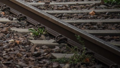 Investito dal treno lungo la Saronno-Milano, muore ragazzo di 19 anni