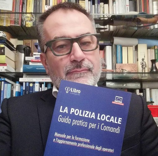 Lo scrittore Emiliano Bezzon con il libro &quot;La Polizia Locale - Guida pratica per i Comandi&quot;