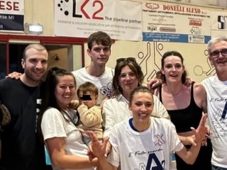 Paola Egonu con la Famiglia Lualdi a festeggiare la promozione in A2 di Villa Cortese - Foto Gianluigi Rossi