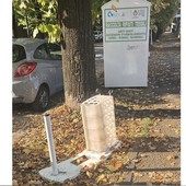 LA FOTO. Portare il lavoro a casa? No, al contenitore dei rifiuti tessili LA FOTO. Portare il lavoro a casa? No, al contenitore dei rifiuti tessili