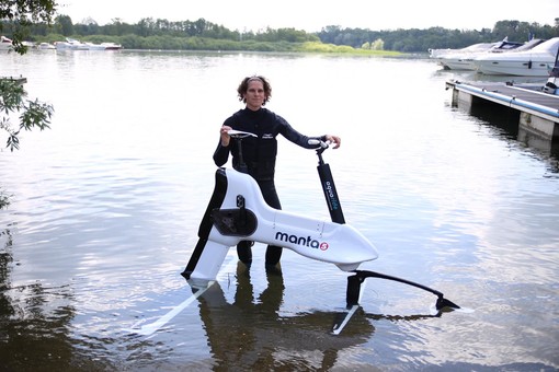 FOTO e VIDEO. Arrivano le e-bike acquatiche per sport e turismo sui Laghi sempre più sostenibile