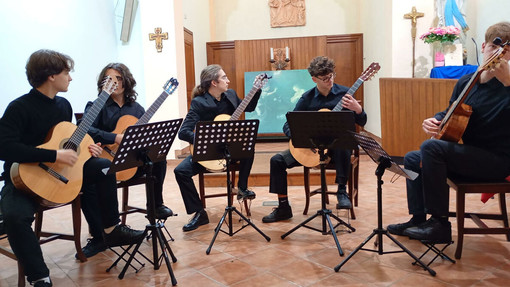 Il concerto del liceo Bausch entusiasma la Cascina dei Poveri